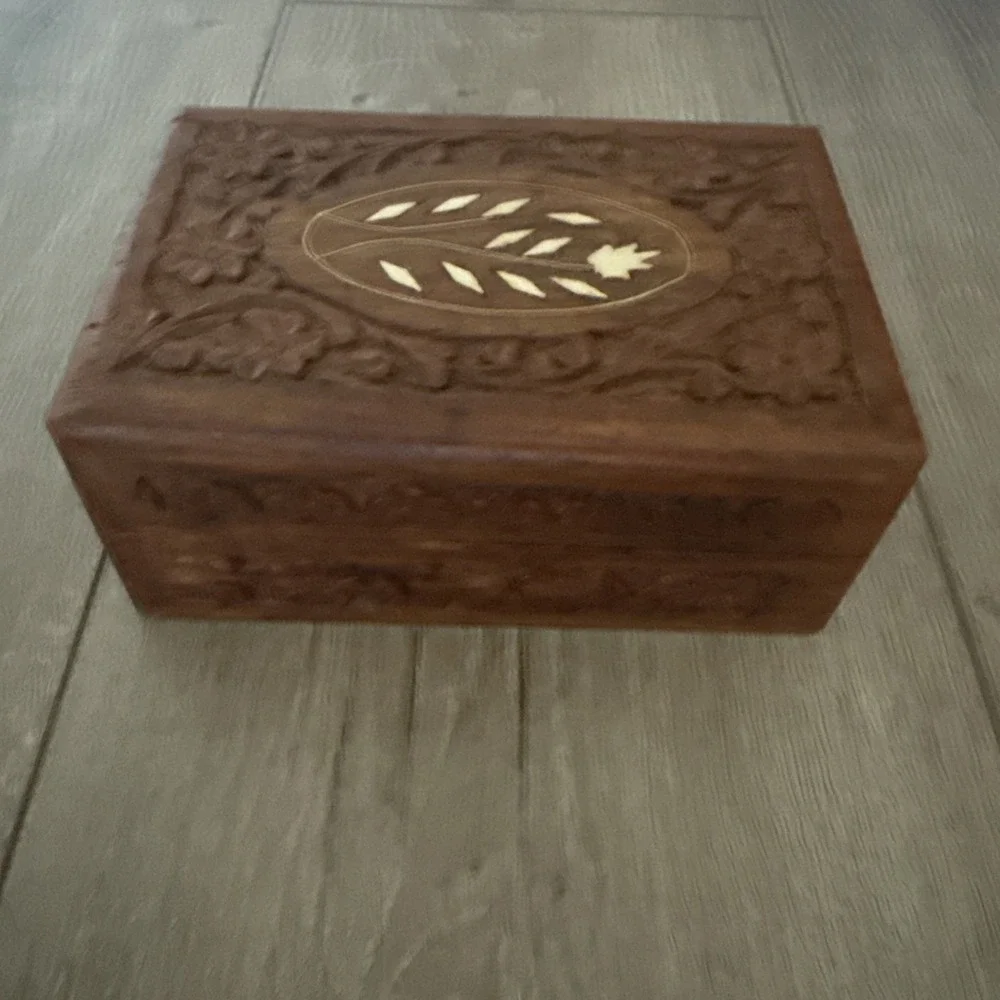 Beautiful Ornate Inlaid Carved Wood Box Scroll India Vines Mother Of Pearl Inlay